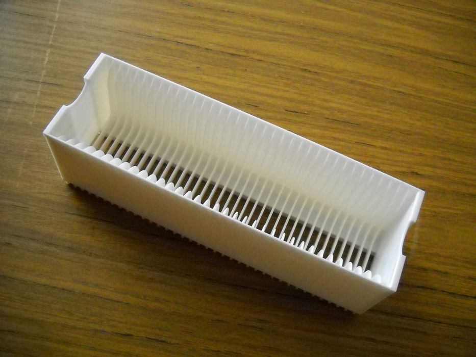 Продавам празни касети за диапозитиви (за диапроектор)