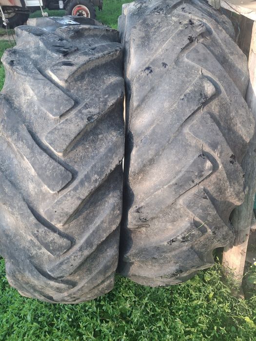 Vind două anvelope tractor