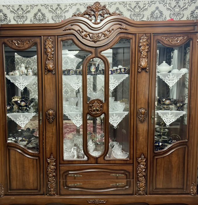 Продается китайский комод с зеркалом + горка (витрина]