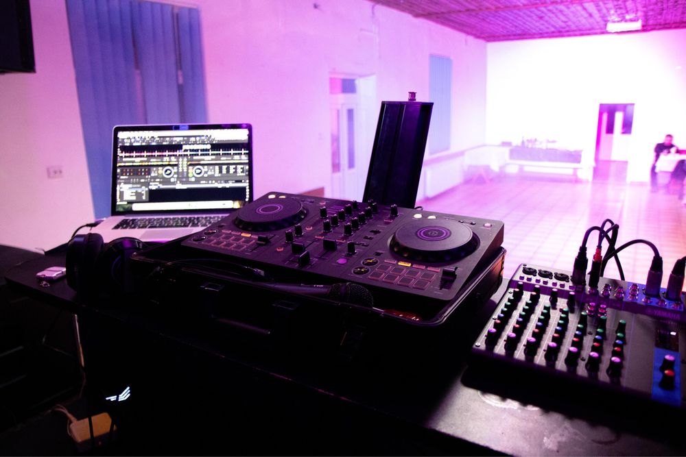 Servicii Evenimente (DJ, Bar, Foto) SAU Inchiriez Boxe & Efecte | Cluj