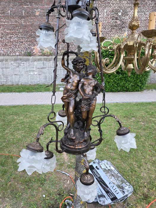 Lustra cu statuie