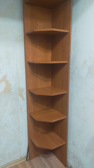 Продается угловая настенная полка-шкаф.