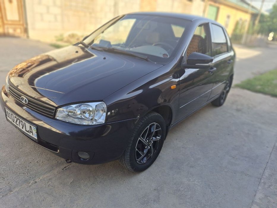 Lada Kalina sotiladi 3000$