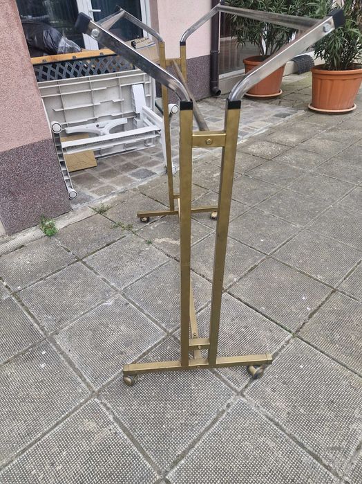 Щендери за дрехи на колелца