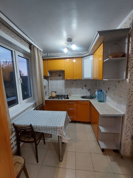 Продается трёхкомнатная квартира.  Район магазин Радужный..