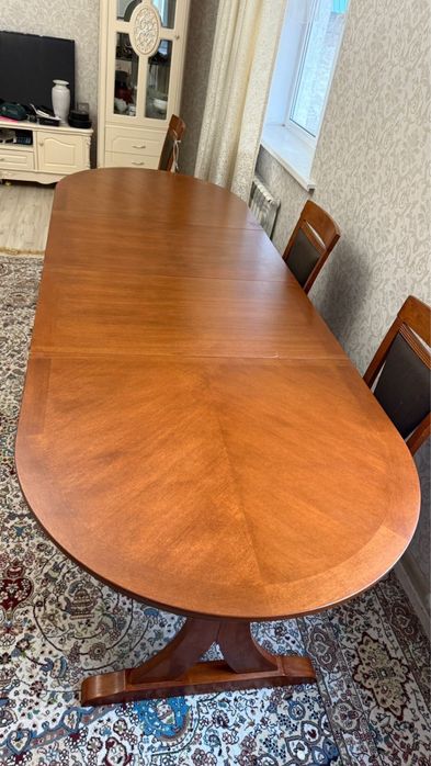 Обеденный стол в продаже