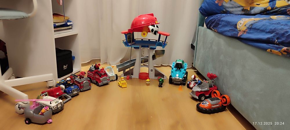 Patrula cățelușilor, sediu cu mașini și figurine, lansator și casca