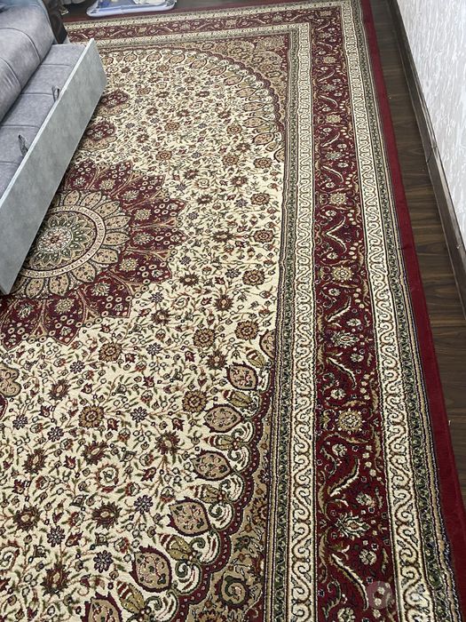 Divan sotiladi.