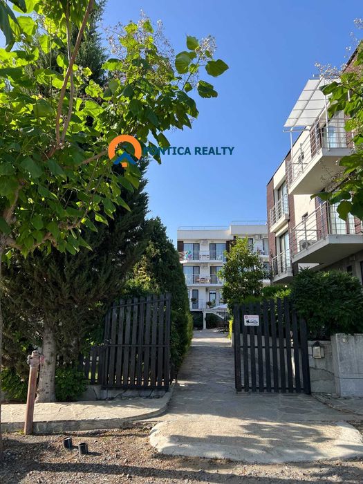 Тристаен с гледка море в Свети Влас