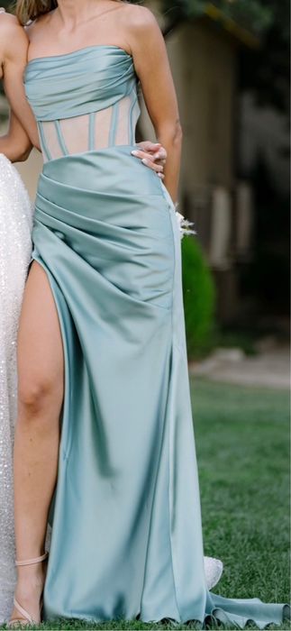 Сатенена зелена дълга рокля с корсет