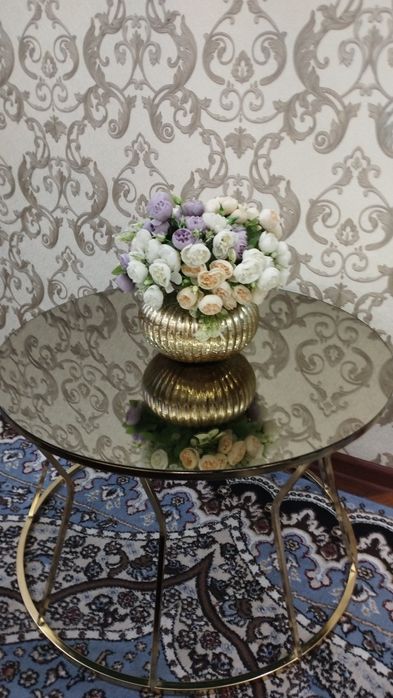 Журналный столик вместе с цветами