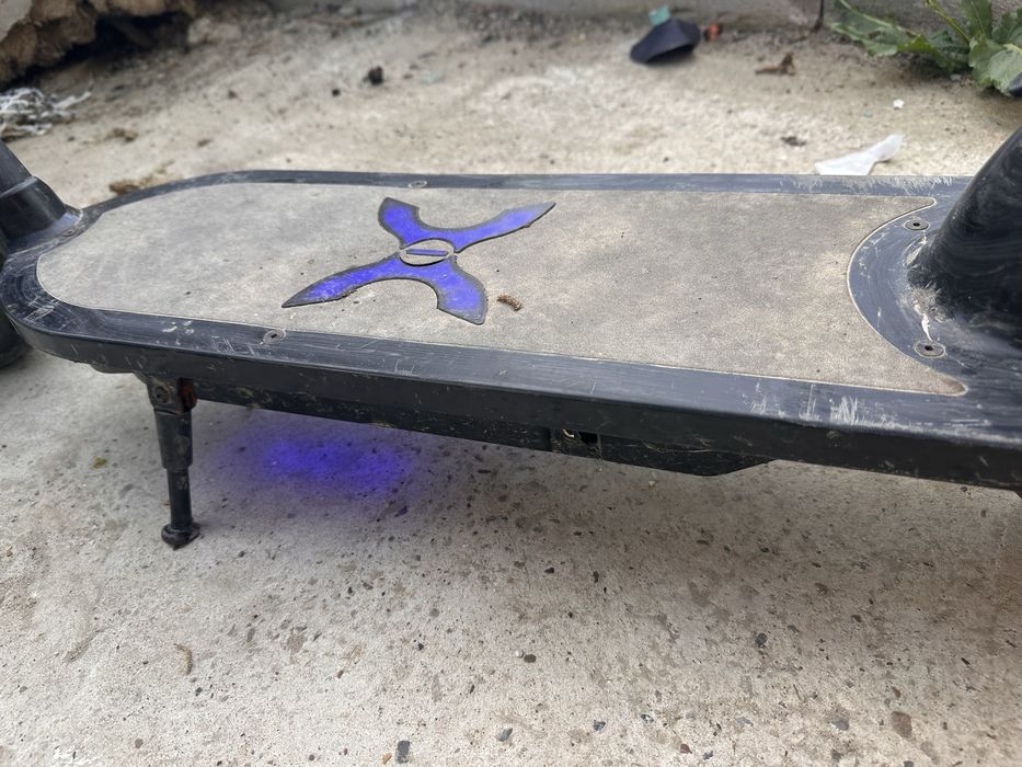 Vand trotineta electrica cu led uri si bluetooth