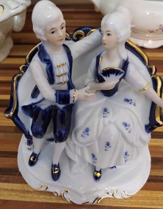 Порцеланова, дворцова фигурка