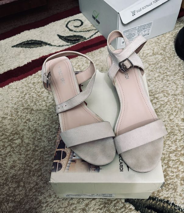 Продам Босоножки