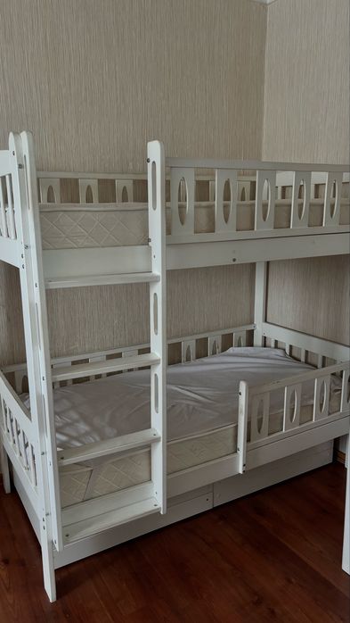 Продам двухьярусную кровать