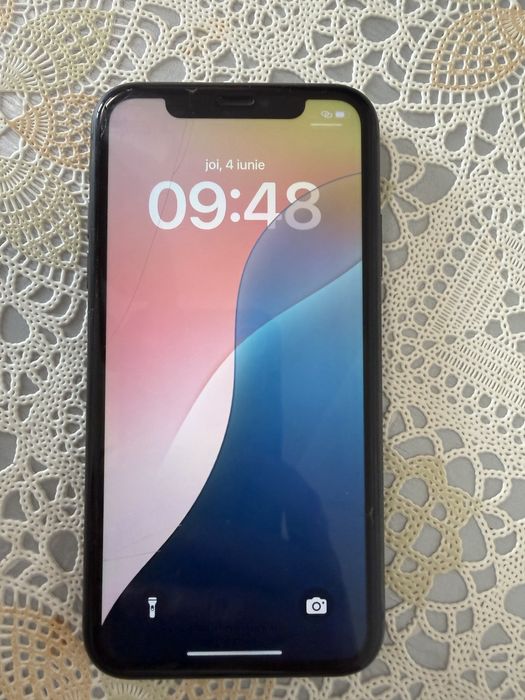 Vand iphone 11, 64 GB cu incarcator original, telefonu este functional
