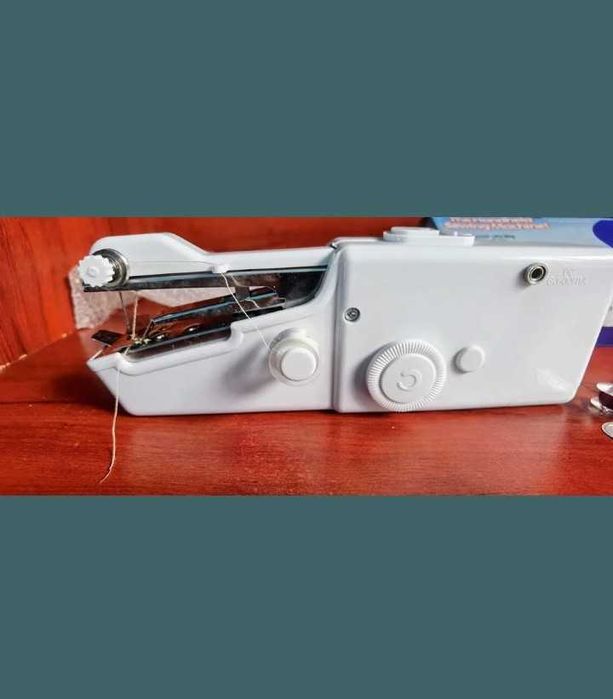 Mașină de cusut manuală alimentare pe baterii și curent electric