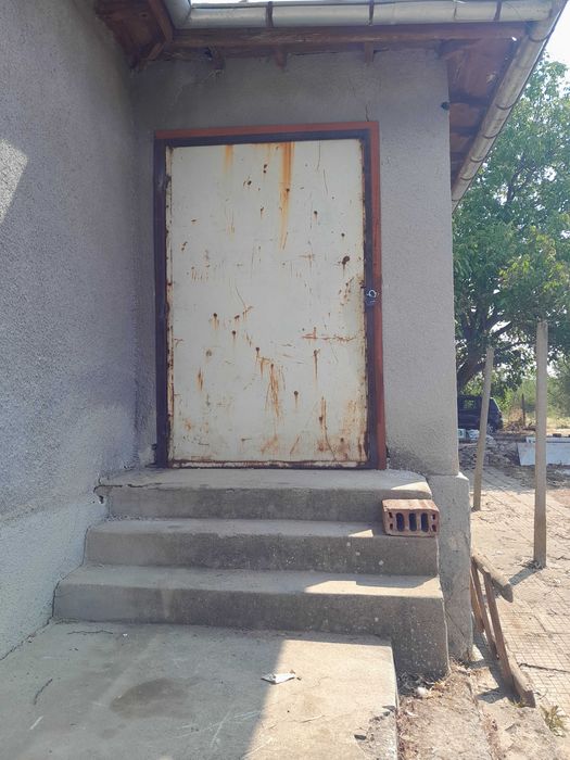 Продавам селска къща с монолитен гараж