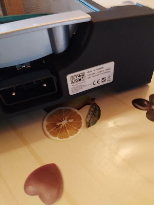 Vând grătar electric marca Starlight 1650w.