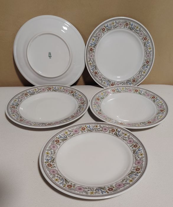 Farfurii și căni din portelan de înaltă calitate