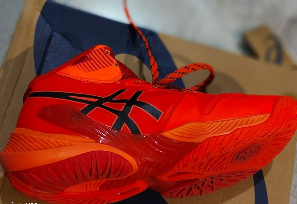 Продам волейбольные кроссовки Asics
