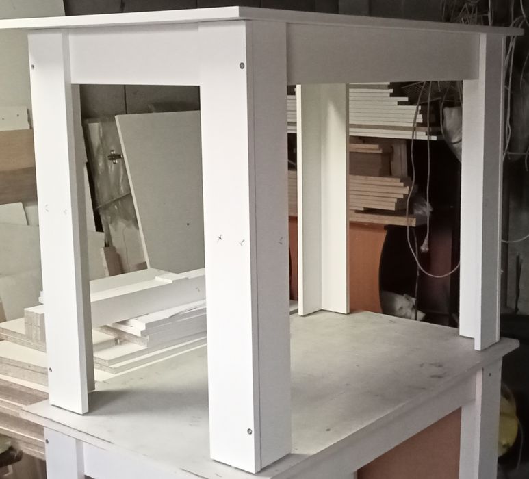 Продам стол белого цвета