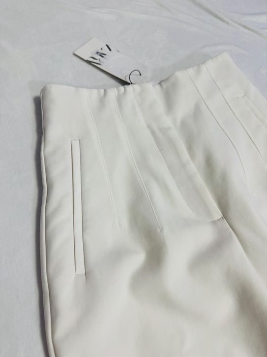Pantaloni albi conici eleganți cu talie înaltă pense Zara mărimea XS