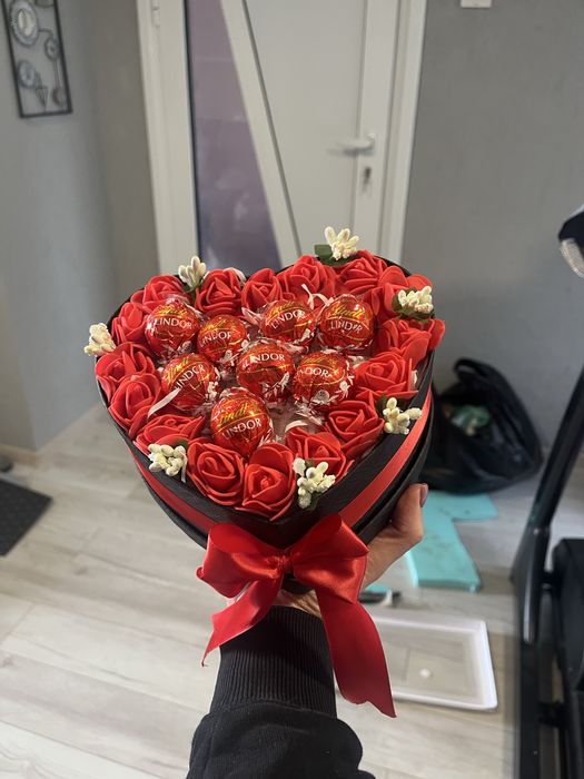 Кутия с рози и бонбони линд