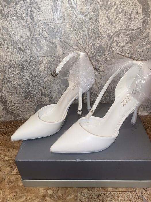 Продам белые туфли