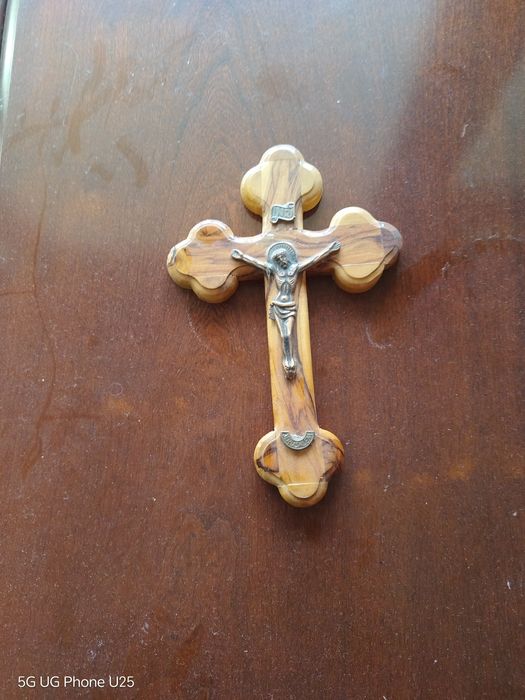 Икона на Света Богородица с дървен кръст и