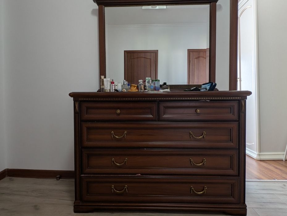 Комод с зеркалом