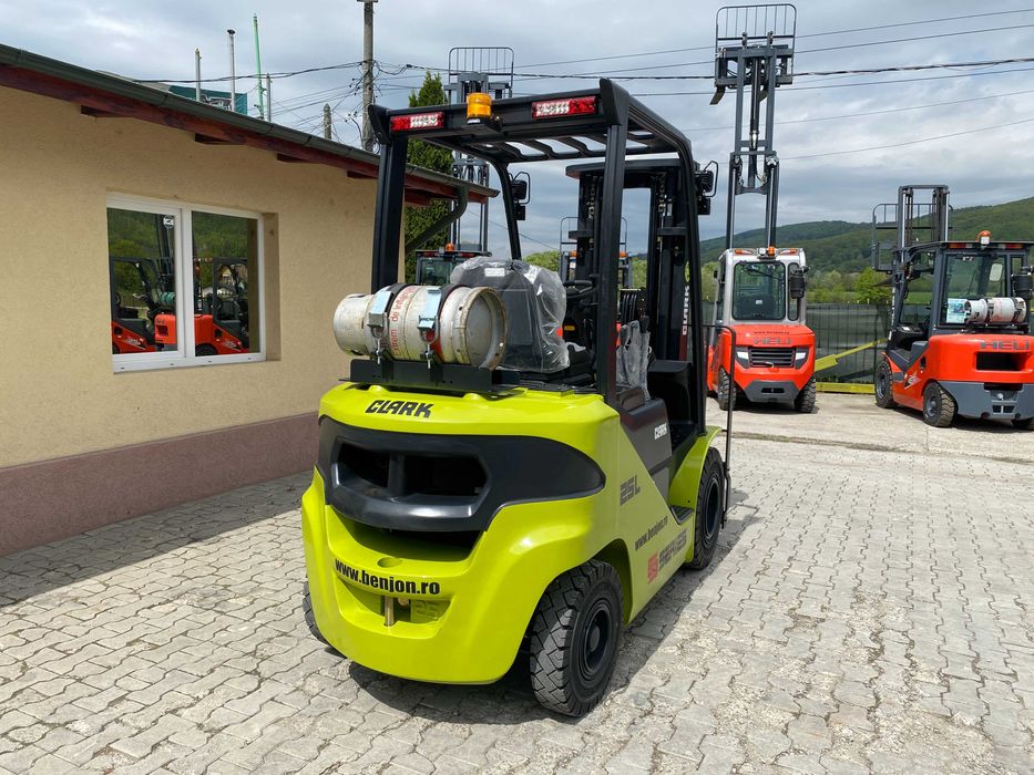 Motostivuitor NOU Clark 2.5 tone GPL triplex