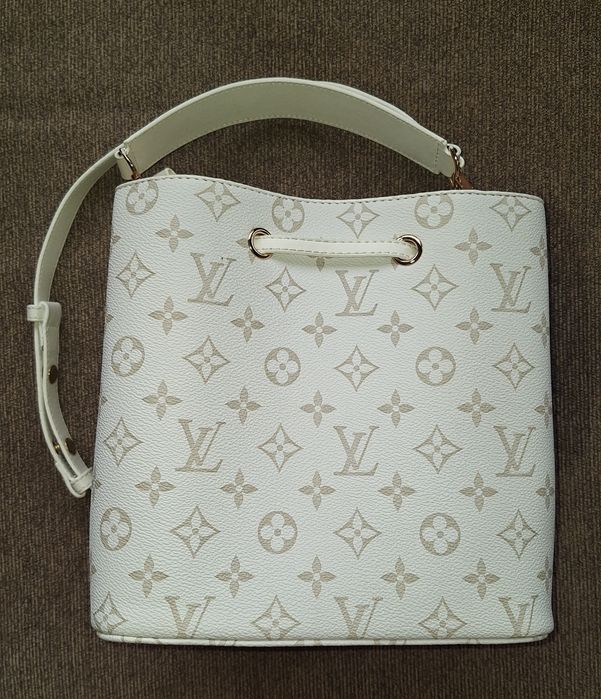 Бяла дамска чанта