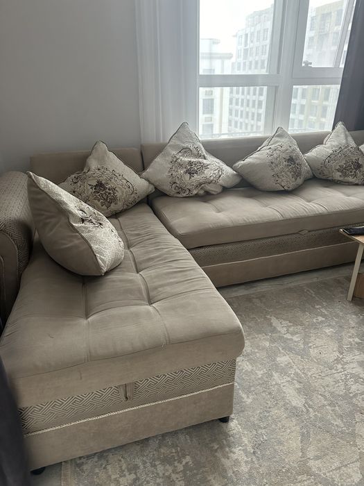 Раскладной диван с ящиком для белья.