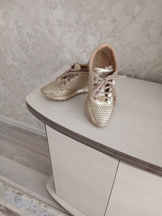 Продам женские кроссовки