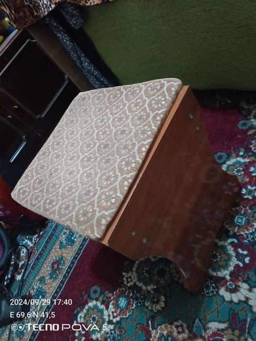 Продается набор.обеденный стол и 4 табурета