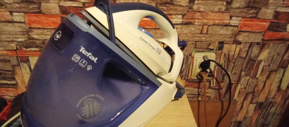 Statie de calcat cu aburi Tefal