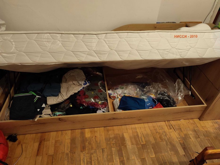 Продавам отлично запазено детско-юношеско легло,отделна ракла,подарък