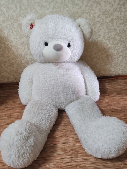 Большой плюшевый медведь