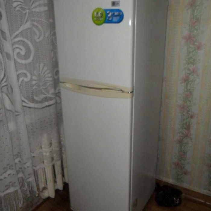 Продам современный , рабочий  холодильник .