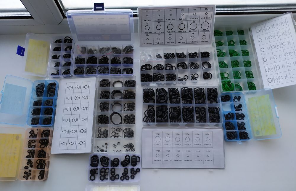 Стопорное уплотнительное кольцо, шпилька, заклёпка.