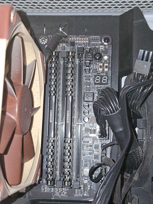 Продавам геймърски компютър AMD Ryzen 7 5800X  NVIDIA GeForce RTX 3070  RAM: 32 GB 2TB SSD