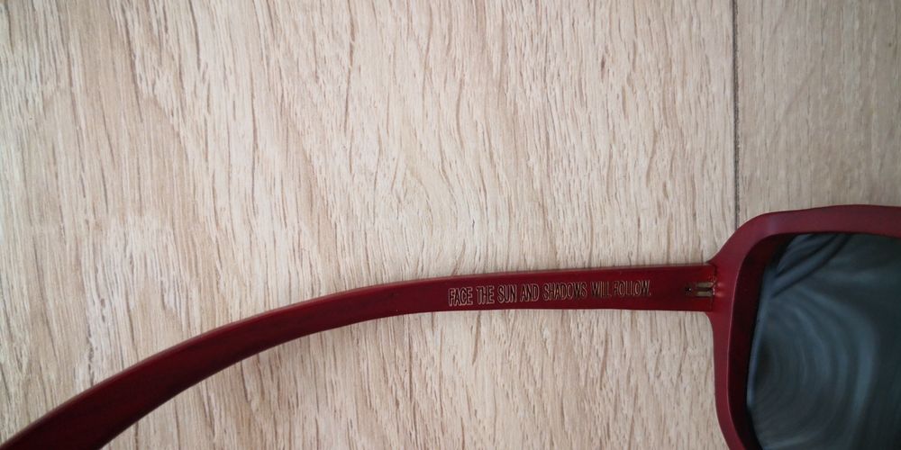 Ochelari de soare Earth, unisex cu ramă de lemn.