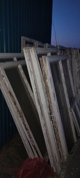 Продам акно с деревяными рамками