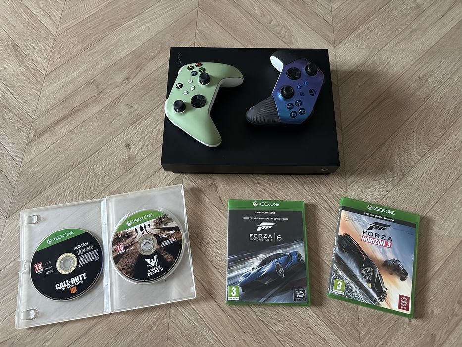 Xbox One x 1TB с два джойстика и игри