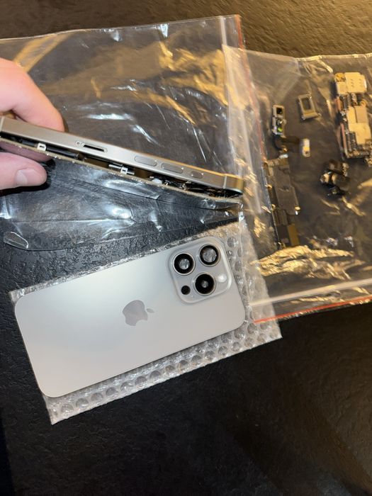 Продавам части за Iphone 15 pro без дисплей и платка