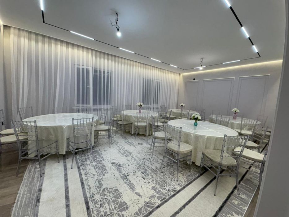 Столы и хрустальные стулья в аренду