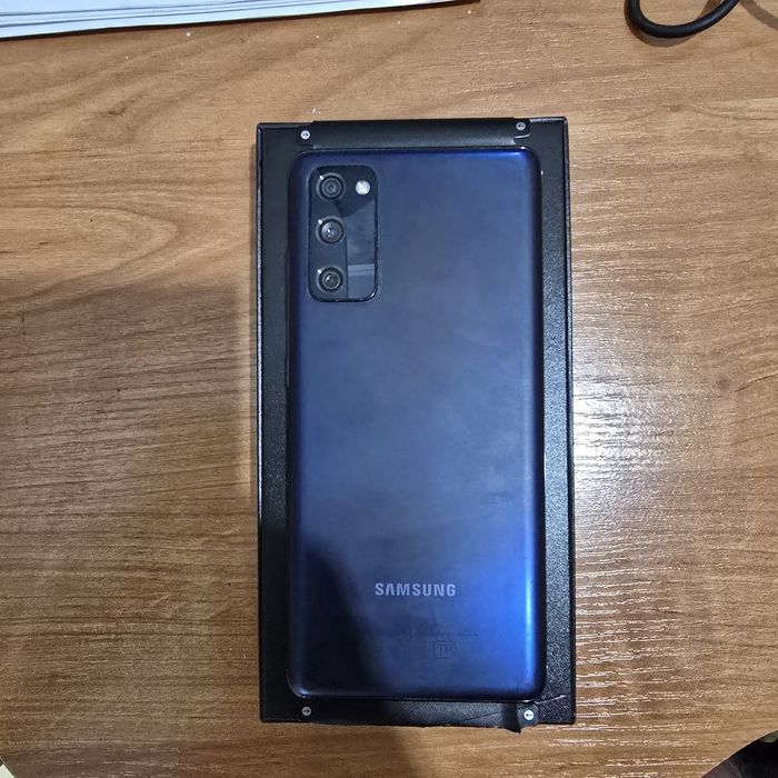 Продам samsung galaxy s 20