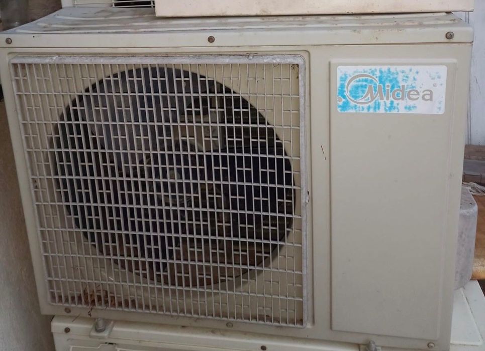 Продава 2 броя контейнери/фургон/ за живеене, офис или бизнес.