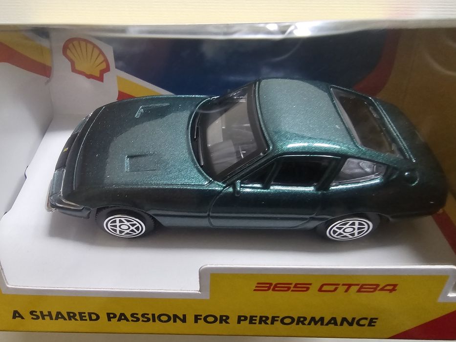Продавам 2 неотваряни колички Ferrari, Race & Play